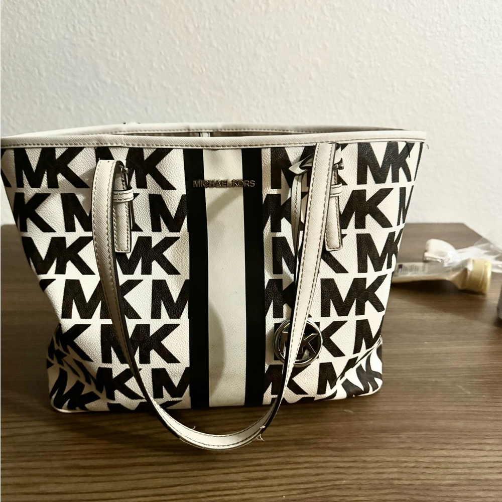 Micheal korse purse jet edition original price 130$ obo